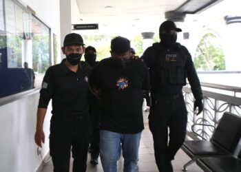 ANGGOTA polis membawa G. Ramesh yang merupakan ketua kumpulan 'Geng Rames' kerana menjadi ahli kumpulan jenayah terancang di Mahkamah Sesyen Alor Setar, hari ini. - UTUSAN/ SHAHIR NOORDIN