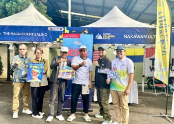 Ku Hasrin Ku Abdul Rahman (tiga dari kanan) mewakili Trooper mempromosi Tahun Melawat Perlis bersempena Dieng Cardera Race di Jogjakarta, Indonesia.- UTUSAN