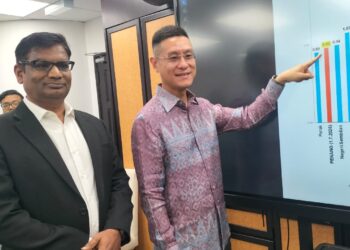 ZAIRIL Khir Johari (kanan) dan K. Pathmanathan (kiri) dalam sidang akhbar di George Town, Pulau Pinang hari ini mengenai pelaksanaan kadar air baharu bagi Pulau Pinang.-UTUSAN/SAFINA RAMLI