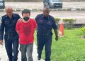TAN Chee Gang (tengah) ketika dibawa ke Mahkamah Majistret Balik Pulau, Pulau Pinang hari ini.