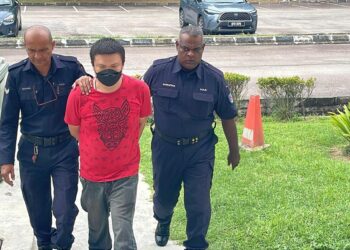 TAN Chee Gang (tengah) ketika dibawa ke Mahkamah Majistret Balik Pulau, Pulau Pinang hari ini.