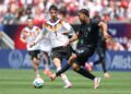 KAI Havertz cuba merampas bola dari pemain Amerika Syarikat(AS) pada aksi persahabatan di Stadium Soldier Field, awal pagi tadi.-AFP