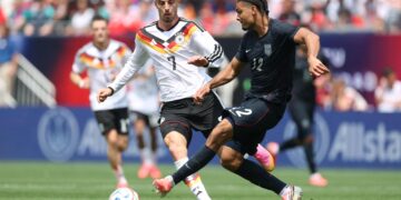 KAI Havertz cuba merampas bola dari pemain Amerika Syarikat(AS) pada aksi persahabatan di Stadium Soldier Field, awal pagi tadi.-AFP