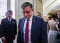 Speaker ,Mike Johnson (R-LA) kembali ke pejabatnya selepas berucap kepada wartawan di Capitol Amerika Syarikat pada 11 Jun 2026 di Washington, DC dengan Dewan Perwakilan gagal melanjutkan kuasa pengawasan Seksyen 702 di bawah Akta Pengawasan Risikan Asing sebelum tarikh luput pada Jumaat, sekali gus menamatkan kuasa tersebut.-AFP