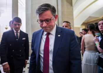 Speaker ,Mike Johnson (R-LA) kembali ke pejabatnya selepas berucap kepada wartawan di Capitol Amerika Syarikat pada 11 Jun 2026 di Washington, DC dengan Dewan Perwakilan gagal melanjutkan kuasa pengawasan Seksyen 702 di bawah Akta Pengawasan Risikan Asing sebelum tarikh luput pada Jumaat, sekali gus menamatkan kuasa tersebut.-AFP