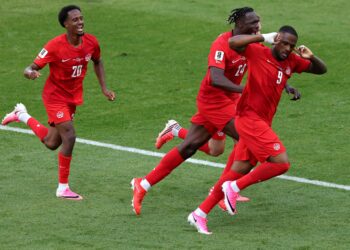 Penyerang Kanada, Cyle Larin (kanan) meraikan jaringan penyamaan bersama Promise David dalam perlawanan Kumpulan B Piala Dunia 2026 menentang Bosnia dan Herzegovina di Stadium Toronto. – AFP