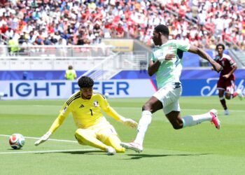 BREEL Embolo (kanan) gagal memanfaatkan peluang ketika berdepan penjaga gol Qatar, Mahmoud Abunada pada aksi Kumpulan B Piala Dunia 2026 di Stadium San Francisco Bay Area.-AFP