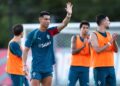PEMAIN Portugal memakai gelang khas bagi mengenang Diogo Jota yang meninggal dunia akibat kemalangan pada tahun lalu.-AFP