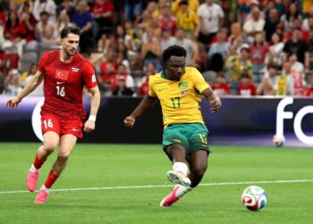 Nestory Irankunda (kanan) meledak gol pertama Australia ketika menumpaskan turkiye 2-0.- AFP