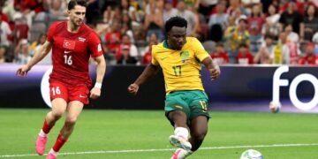 Nestory Irankunda (kanan) meledak gol pertama Australia ketika menumpaskan turkiye 2-0.- AFP