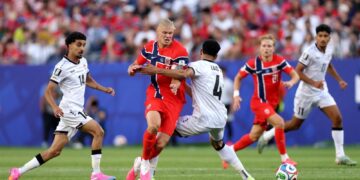ERLING Haaland dikawal ketat pemain Iraq dalam aksi Kumpulan I, Piala Dunia 2026.-AFP