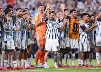 LIONEL Messi meledak hatrik ketika Argentina menewaskan Algeria 3-0.- AFP