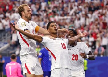 JUDE Bellingham (tengah) bersama Harry Kane (kiri) dan Noni Madueke (kanan) meraikan gol ketiga England ketika menewaskan Croatia 4-2 dalam aksi pertama Kumpulan L, Piala Dunia 2026 di Stadium Dallas, semalam. -AFP