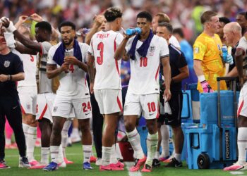 JUDE Bellingham melepaskan dahaga ketika aksi dihentikan seketika bagi memberi ruang kepada pemain mengambil minuman dalam perlawanan Kumpulan L Piala Dunia 2026 antara England dan Croatia di Stadium Dallas, Arlington, hari ini. – AFP