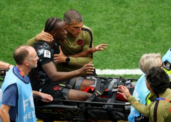 PEMAIN Kanada, Ismael Kone diusung keluar padang selepas mengalami kecederaan serius akibat terjahan pemain Qatar, Assim Madibo dalam aksi Kumpulan B Piala Dunia 2026 di Stadium BC Place, Vancouver, baru-baru ini. - AFP