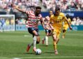 Alex Freeman (kiri) cuba melepasi kawalan Paul Okon-Engstler ketika aksi Kumpulan D Piala Dunia 2026 antara Amerika Syarikat dan Australia di Stadium Seattle, hari ini. – AFP