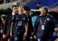 MIGUEL Almiron(kiri) diarah keluar padang selepas menerima kad merah oleh pengadil perlawanan pada aksi Paraguay menentang Turkiye-AFP