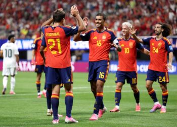 Mikel Oyarzabal meledak dua gol ketika Sepanyol menumpaskan Arab Saudi 4-0, semalam.- AFP