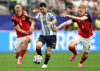 LIONEL Messi meledak dua gol ketika Argentina menewaskan Austria, semalam.-AFP
