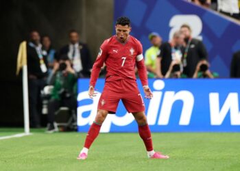 RONALDO meraikan gol jaringannya ketika berdepan  Uzbekistan di Stadium Houston.-AFP