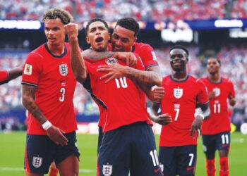BINTANG England, Jude Bellingham meraikan jaringan bersama rakan sepasukan selepas menjaringkan gol pertama The Three Lions ketika menentang Panama dalam aksi terakhir Kumpulan L, Piala Dunia 2026 di Stadium New York New Jersey, semalam