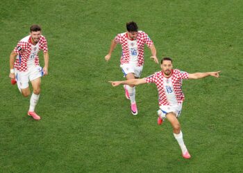 NIKOLA Vlasic(kanan) berjaya meledak gol kedua Croatia sekaligus memastikan skuad kendalian Zlatko Dalic mara ke pusingan 32 terbaik selepas muncul naib juara Kumpulan L-AFP