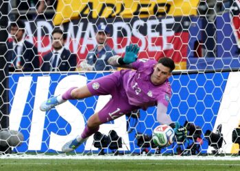 ORLANDO Gill menyelamatkan dua sepakan penalti ketika Paraguay menewaskan Jerman di aksi 32 terbaik, hari ini.- AFP