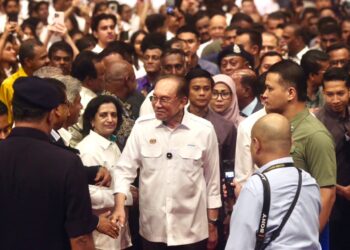 ANWAR Ibrahim menghadiri Majlis Serahan Geran Tahunan Kerajaan kepada Universiti AIMST di Bedong, Sungai Petani, Kedah hari ini.. - UTUSAN/ SHAHIR NOORDIN