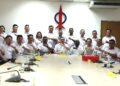 ANTHONY Loke Siew Fook (duduk, tengah) selepas mempengerusikan Mesyuarat Khas Jawatankuasa DAP Negeri Sembilan di Seremban hari ini.