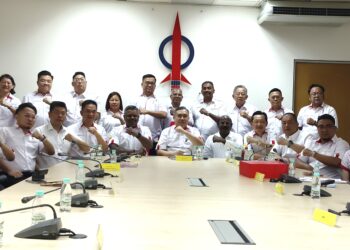 ANTHONY Loke Siew Fook (duduk, tengah) selepas mempengerusikan Mesyuarat Khas Jawatankuasa DAP Negeri Sembilan di Seremban hari ini.