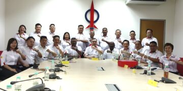 ANTHONY Loke Siew Fook (duduk, tengah) selepas mempengerusikan Mesyuarat Khas Jawatankuasa DAP Negeri Sembilan di Seremban, Negeri Sembilan.