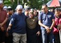 SITI Nur Atikah Ahmad Shukri sebak ketika majlis pengebumian lima ahli keluarganya di Tanah Perkuburan Islam Masjid Al Abidi di Merbok, Sungai Petani, Kedah - UTUSAN/ SHAHIR NOORDIN