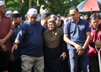 SITI Nur Atikah Ahmad Shukri sebak ketika majlis pengebumian lima ahli keluarganya di Tanah Perkuburan Islam Masjid Al Abidi di Merbok, Sungai Petani, Kedah - UTUSAN/ SHAHIR NOORDIN