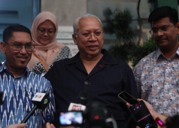 ANNUAR Musa ketika ditemui di pekarangan Pejabat Agung Pas, di sini hari ini.