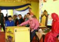 TUANKU Syed Sirajuddin Jamalullail (dua dari kanan) berkenan menyempurnakan gimik pelancaran bersempena Majlis Jamuan Teh Rakyat Menjunjung Daulat dan Perasmian Dewan Filantropi Islam MAIPs di MADI, Kampung Jejawi Dalam, Arau Perlis, hari ini. -UTUSAN/IZLIZAN OTHMAN