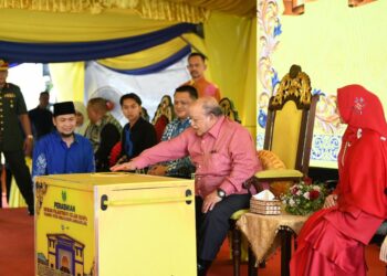TUANKU Syed Sirajuddin Jamalullail (dua dari kanan) berkenan menyempurnakan gimik pelancaran bersempena Majlis Jamuan Teh Rakyat Menjunjung Daulat dan Perasmian Dewan Filantropi Islam MAIPs di MADI, Kampung Jejawi Dalam, Arau Perlis, hari ini. -UTUSAN/IZLIZAN OTHMAN
