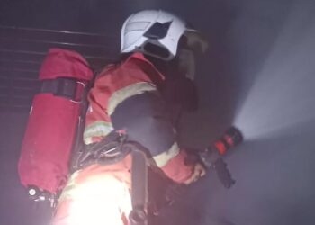 ANGGOTA berusaha memadam kebakaran dinding di Pusat Tarbiah Islamiah Kelantan (PUTIK) Pengkalan Chepa, Kota Bharu, Kelantan.-IHSAN BOMBA.