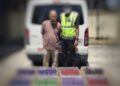 SUSPEK (kiri) semasa ditahan anggota PGA bersama vape di Tanah Merah, Kelantan hari ini.