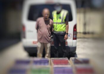 SUSPEK (kiri) semasa ditahan anggota PGA bersama vape di Tanah Merah, Kelantan hari ini.