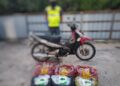 RAMPASAN gula dan minyak masak peket yang dirampas PGA dalam serbuan di Kampung Parit Air, Rantau Panjang, Kelantan.