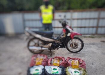 RAMPASAN gula dan minyak masak peket yang dirampas PGA dalam serbuan di Kampung Parit Air, Rantau Panjang, Kelantan.
