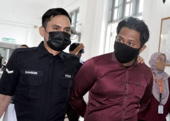 SEORANG guru dihadapkan ke mahkamah atas lima pertuduhan melakukan amang seksual fizikal ke atas anak muridnya serta dua pertuduhan menyimpan bahan lucah. - UTUSAN/RAJA JAAFAR ALI