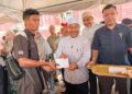 MOHD. Nassuruddin Daud menyampaikan bantuan awal kepada mangsa kebakaran di Kampung Cina Gok Kapur Kota Bharu, semalam. – UTUSAN/ ROSLIZA MOHAMED