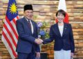 ANWAR Ibrahim dan Sanae Takaichi berjabat tangan ketika mengadakan pertemuan di kediaman rasmi Perdana Menteri Jepun itu di Tokyo, semalam. – AFP