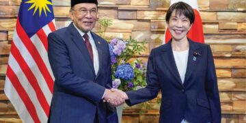 ANWAR Ibrahim dan Sanae Takaichi berjabat tangan ketika mengadakan pertemuan di kediaman rasmi Perdana Menteri Jepun itu di Tokyo, semalam. – AFP