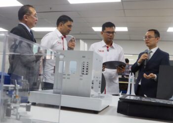 AKMAL Nasrullah Mohd. Nasir (dua dari kiri) ketika meninjau keadaan sebuah makmal sempena Majlis Perasmian Pusat Teknologi dan Inovasi (NTIC) NCER di Taman Perindustrian Bayan Lepas, Pulau Pinang hari ini. UTUSAN/DANIAL SAAD