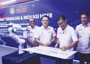 AKMAL Nasrullah Mohd. Nasir (dua,  kanan) menandatangani plak pada Majlis Perasmian Pusat Teknologi dan Inovasi (NTIC) NCER 
di Taman Perindustrian Bayan Lepas, Pulau Pinang, semalam. 
– UTUSAN/DANIAL SAAD