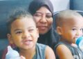 NURUL Darvina Mat Daud bersama Muhammad Shahiran Dayyan Mohd. Sharon (kiri) yang kini hilang mata kiri akibat kanser mata di rumah mereka di Kampung Sungai Karang Darat, Kuantan, Pahang.