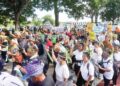 SEBAHAGIAN Orang Asli menyertai bantahan aman berhubung isu tanah adat di pekarangan Kementerian Kemajuan Luar Bandar dan Wilayah di Putrajaya, semalam. – UTUSAN/FAISOL MUSTAFA