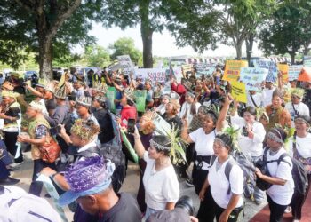 SEBAHAGIAN Orang Asli menyertai bantahan aman berhubung isu tanah adat di pekarangan Kementerian Kemajuan Luar Bandar dan Wilayah di Putrajaya, semalam. – UTUSAN/FAISOL MUSTAFA